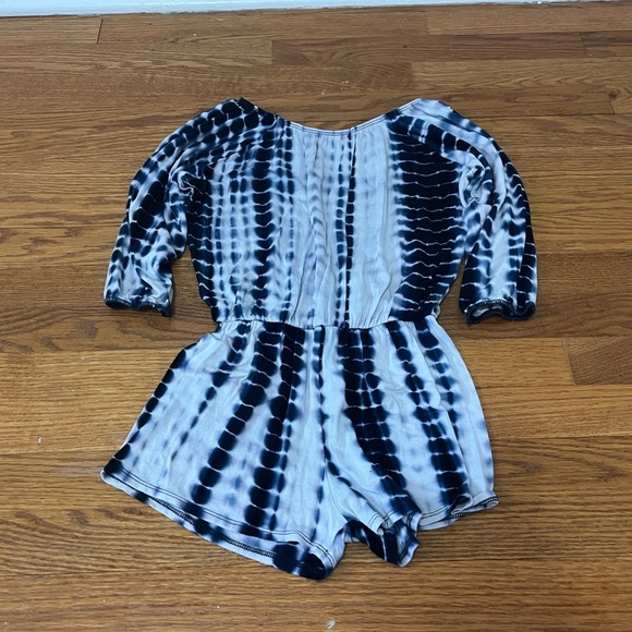 Cheryl Kids Girl’s Blue and White Romper Size Medium - Picture 2 of 3